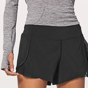 NWOT Lululemon play it off the pleat 3” short